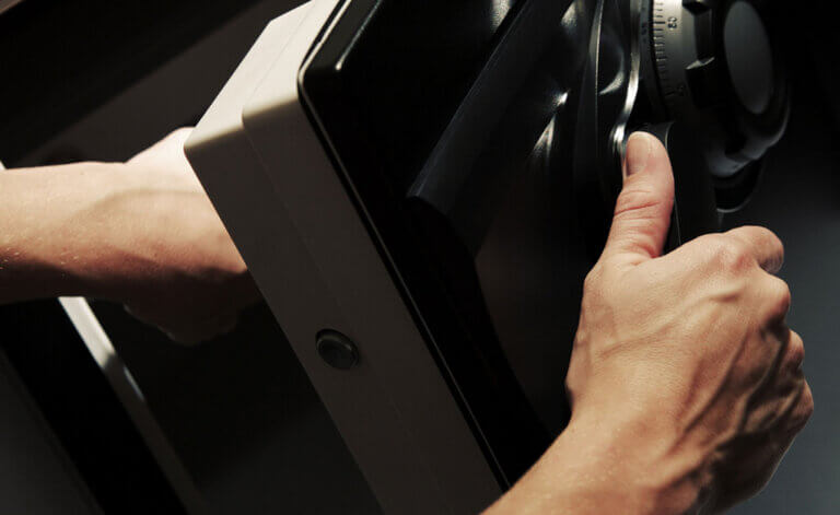 King-Door-&-Lock-Offers--Hiring-a-Safe-Cracking-Locksmith-Has-Several-Advantages