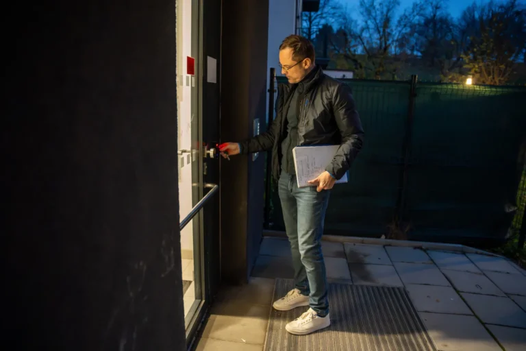 24 hour emergency lockout service by Lion locksmith in Silver Spring MD helping restore access to a locked door quickly and safely in white oak